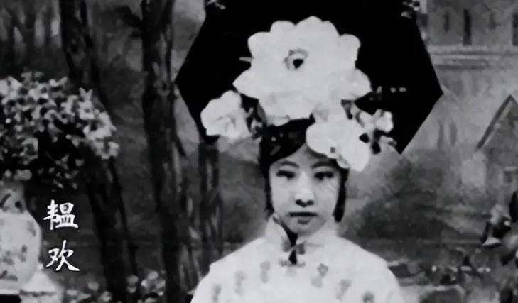 1960年，周总理请溥仪吃饭，席间，溥仪看了一旁的女子好几次，周总理注意到后，就