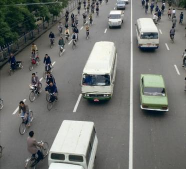 1988年，北京的马路上自行车与汽车川流不息。当时，汽车毕竟非常的少，并且这些汽