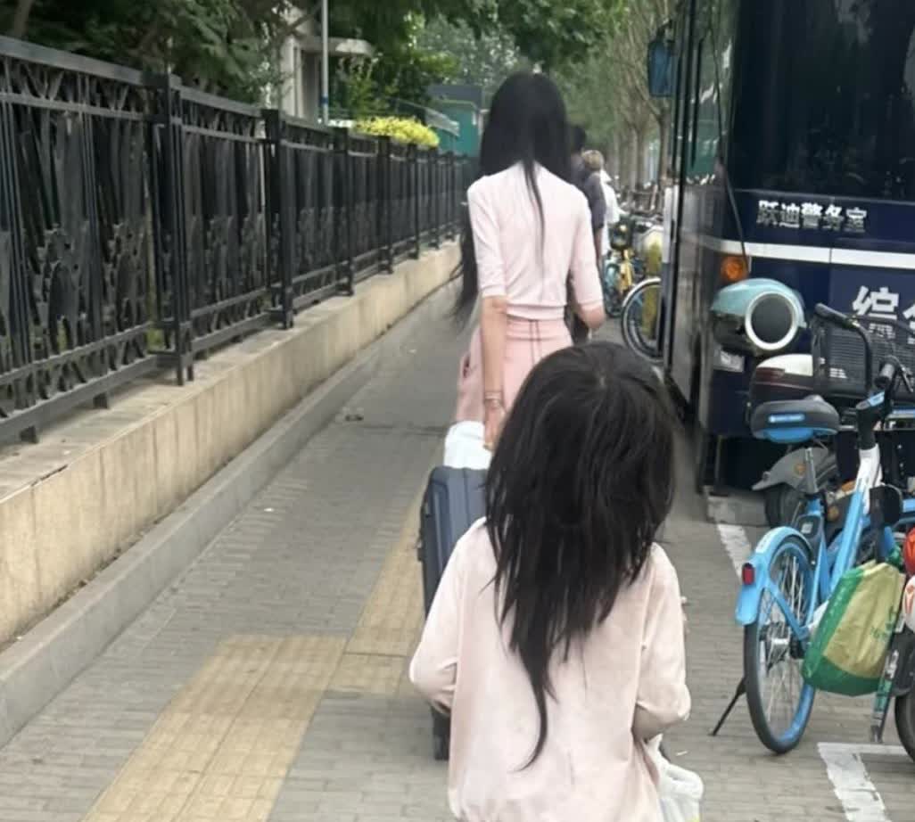 你这样恨他，何苦呢？
据了解这位母亲，拒绝救助，拒绝调解。拉着箱子和孩子流浪了