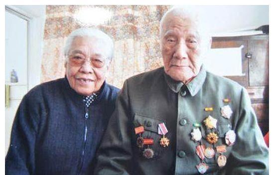 1941年，在延安毛主席在场的一次欢聚会上，毛主席身边的警卫员蒋泽民突然看到人群