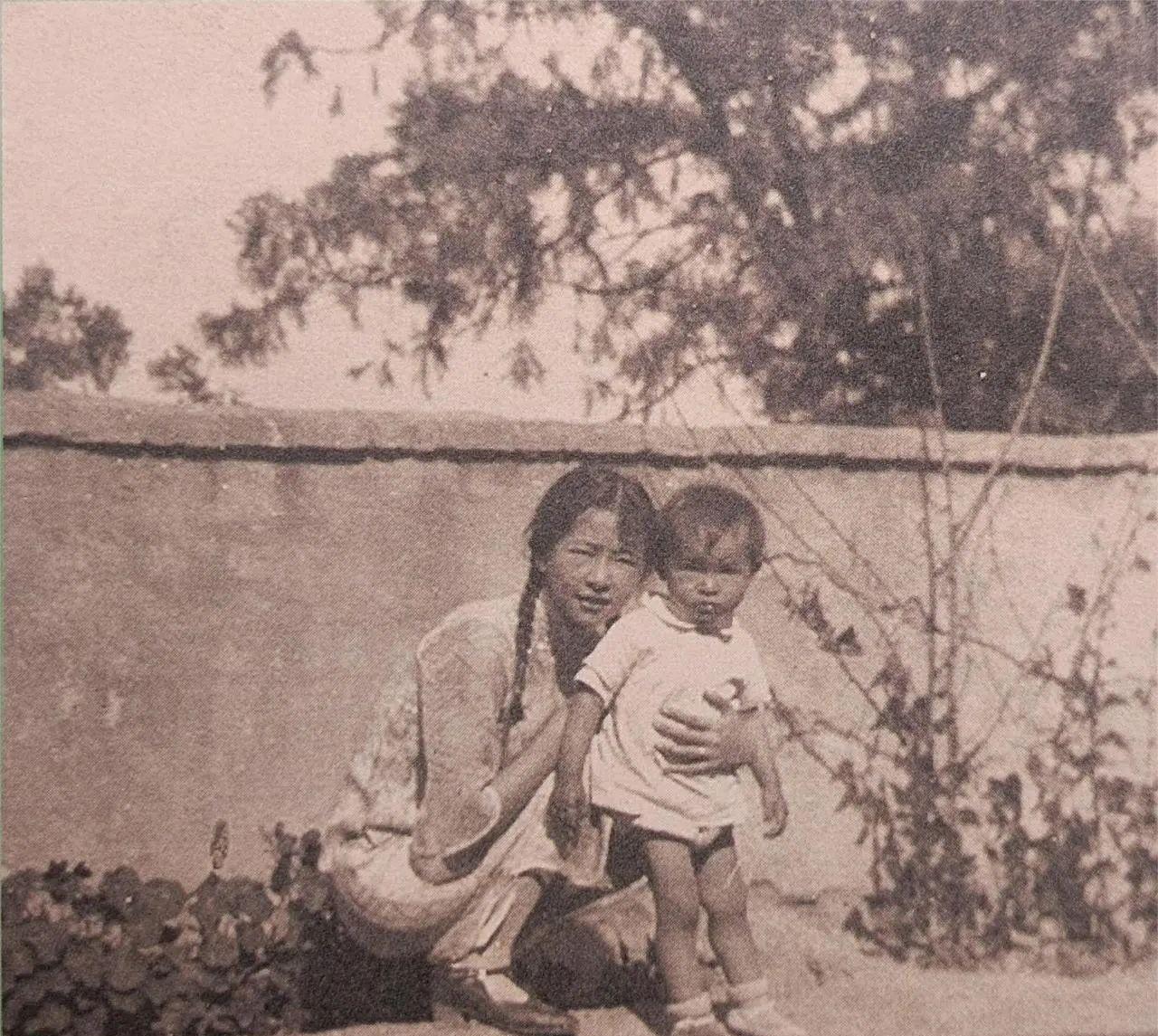 1931，林徽因和女儿梁再冰在北京香山的老照片，让人印象深刻。#新锐创作者成长计