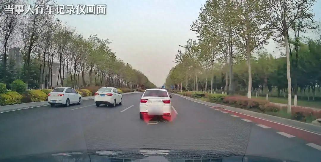 “支持严惩！”近日西安一位司机在听到后方有救护车通过时，司机主动选择了让行，使得