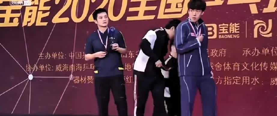 每次看到这一幕，我都觉得尴尬，某人也太不体面了吧。

这是2020年全国乒乓