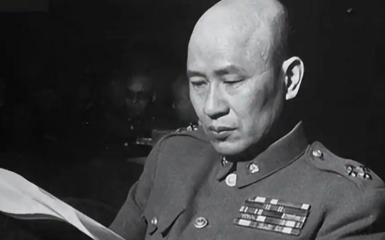 毛主席权威点评：蒋介石这个人，他麾下有三大悍将，重用一个都不会败得这么惨！