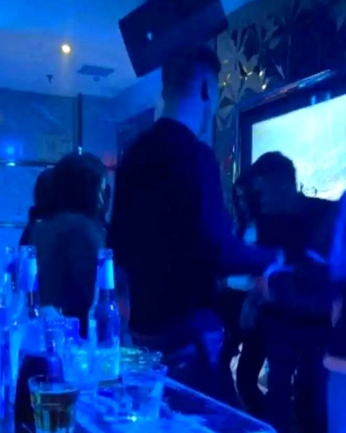 女子与男性朋友聚会后喝到断片，第二天在对方家里醒来发现下身赤裸，于是赶紧报警。