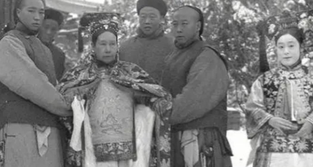 1903年，一位年过六旬的太监请求慈禧太后为他配一位妻子。慈禧便将自己身边的一名