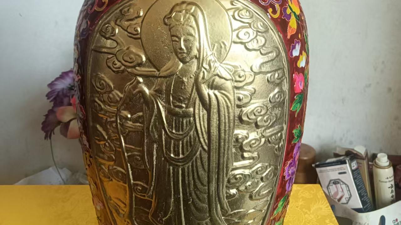 观音纹珐琅彩花瓶：金瓷焕彩间的祈福匠心与东方美学