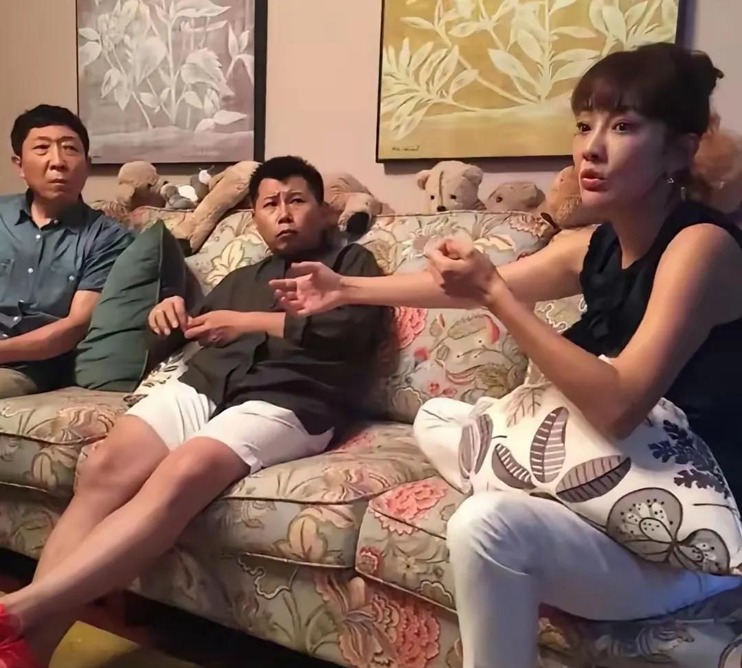 这画面看着怎么让人感觉有点奇奇怪怪的呢？牛莉盘起一条腿，好像在诉说着什么，话题似