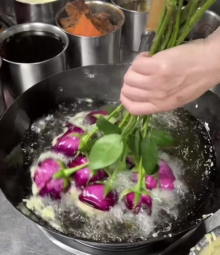 #你问我答#油炸玫瑰花，你们吃过吗？今天突发奇想，做了一道刚学的菜系，油炸玫瑰花