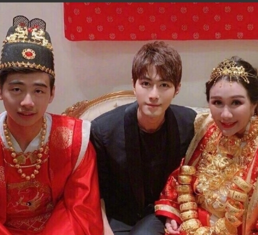 感觉辛奇隆像高考结束后被抓来结婚一样，太青涩了。
妥妥的一个高中毕业生，做为哈佛