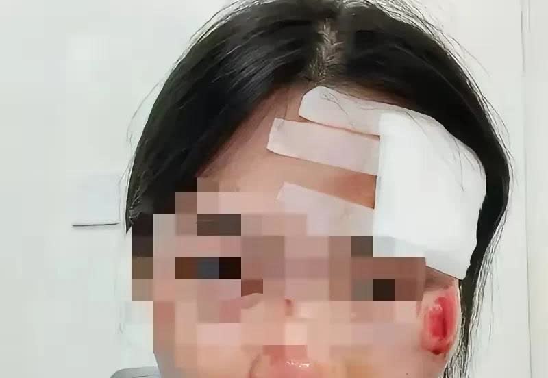 最近某街头闹出大动静，宝马车和带娃家长杠上了！一白一黑两辆车在路上飙得飞起，前头