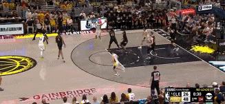 致敬欧文！托平上演大回环上篮！
在今天NBA季后赛步行者与骑士的第二节比赛中，托