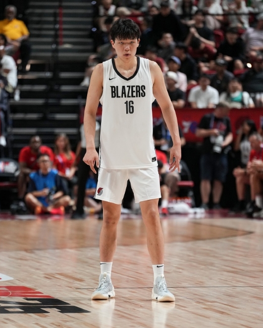 NBA夏季联赛，开拓者102-83击败火箭。

全场比赛杨瀚森出战21分49秒，