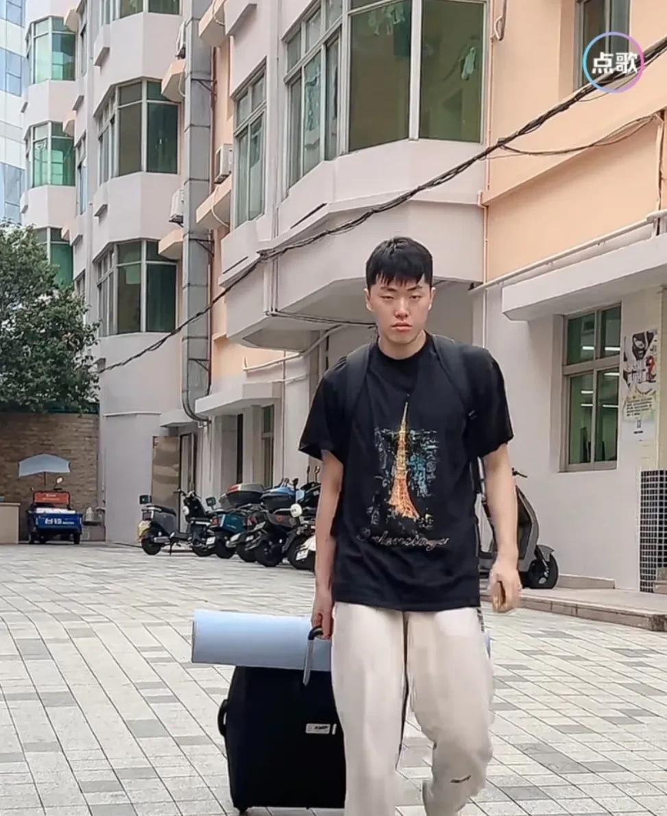 上午九时，广东队12名球员出发杭州征战浙江双雄！
今天上午九时，广东队从俱乐部