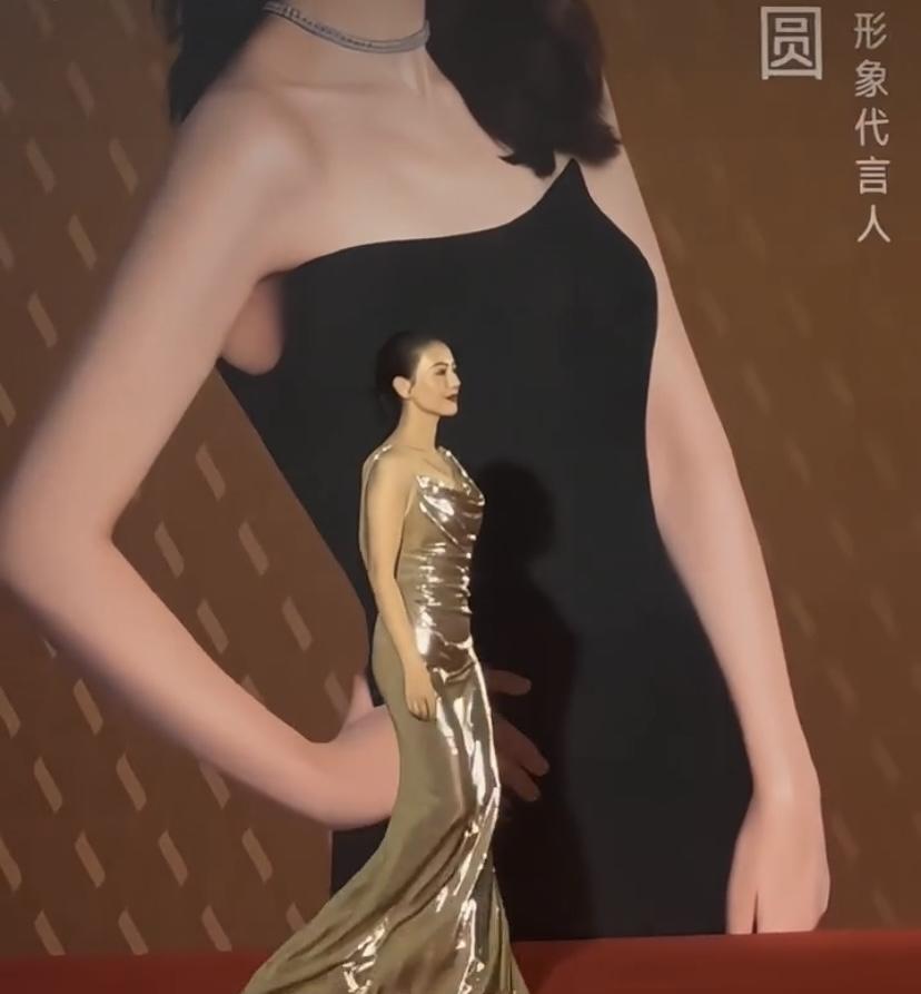 45岁高圆圆穿金色吊带裙参加腾势发布会，现场堪称“女神幻灭”又“梦回女神”。远看