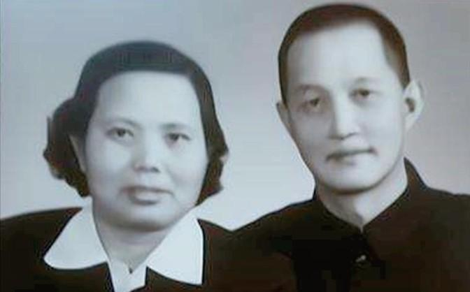 1936年，洪学智看上了女兵张文，但当他主动示好时，张文却嫌弃洪老满脸麻子。就在