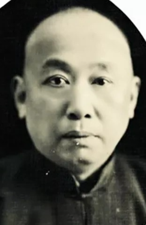 1925年上海滩黑帮老大黄金荣，无意中发现自己的娇妻露兰春居然跟一个叫薛恒的男人