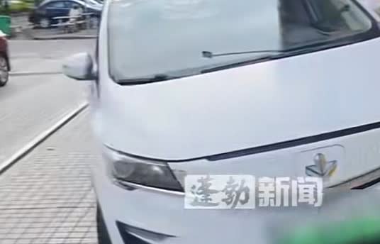 “太过分了！”广东中山，一辆白车停放在男子的建材店门口，男子多次打电话联系车主挪