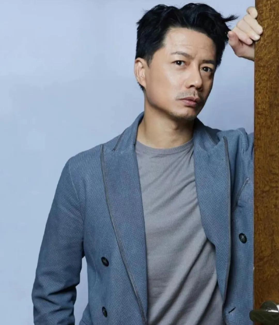 《扫毒风暴》播完了，
估计以后段奕宏不会再演警察的角色了。
不是因为没有导演邀请