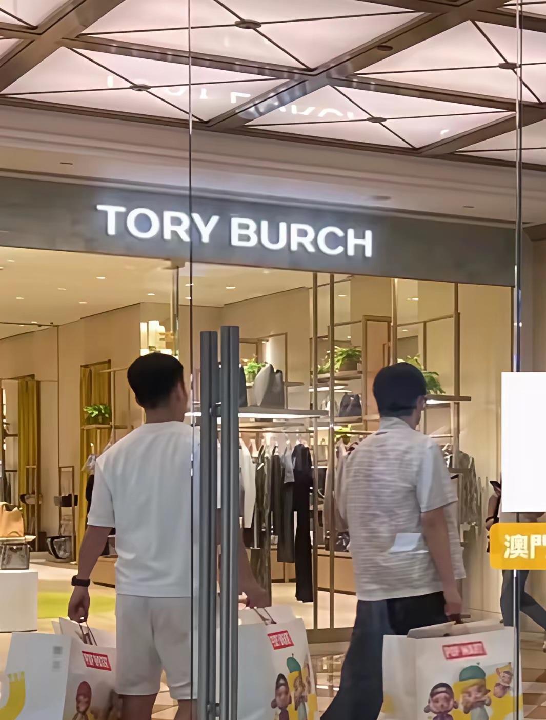 王楚钦在澳门
泡泡玛特大包小包
拎回酒店
我怎么觉得是为了
让莎莎摸盲盒玩呢
还