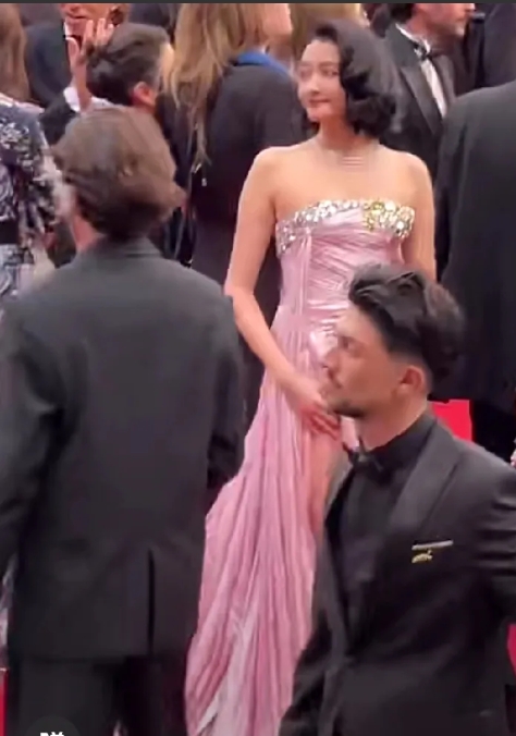关晓彤参加时装周活动，出场时看他这身造型也不是很特别，为什么他的人气这么高？一方