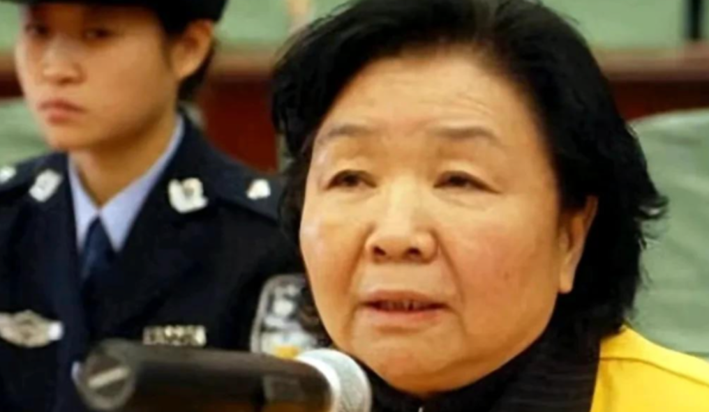2008年，让30万个家庭失去希望，本被判为无期徒刑的三鹿集团董事长田文华，只因