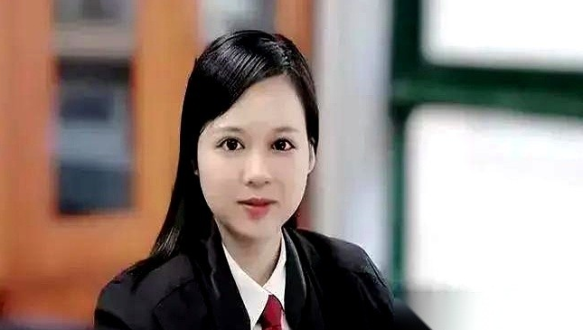 说出来你可能不信，前阵子那个在国外闹得最凶，天天喊着“越制裁我越反华”的深圳前女