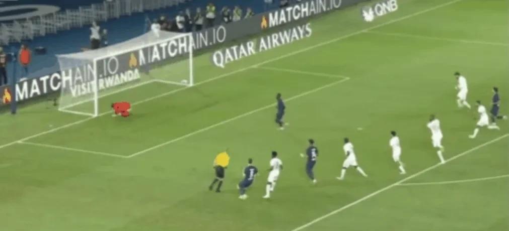 巴黎圣日耳曼1-0胜昂热，场上三大迷惑无法理解！
1、主裁判仅仅执行了22分钟就