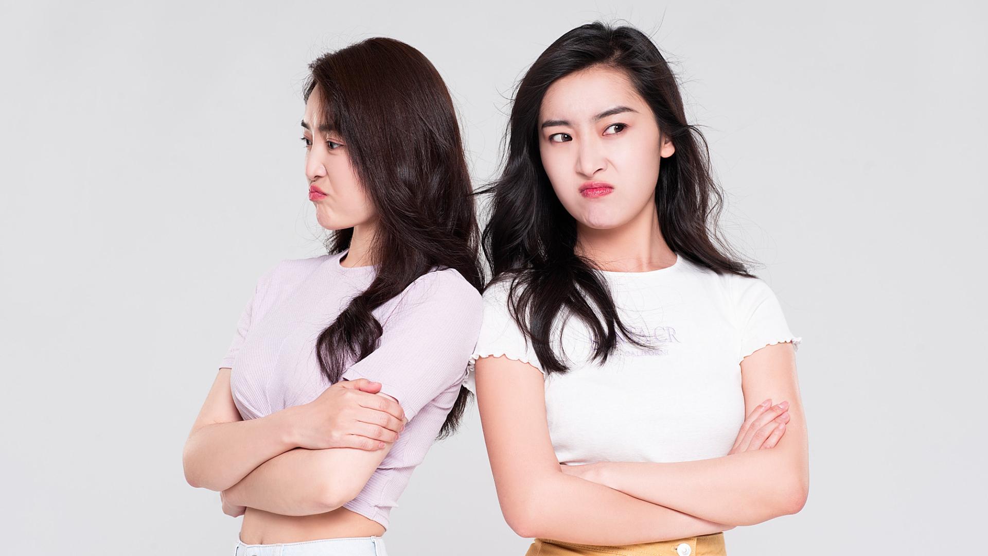 姐姐攀上高枝，甩了供她读研的男友，还不让我联系她前男友