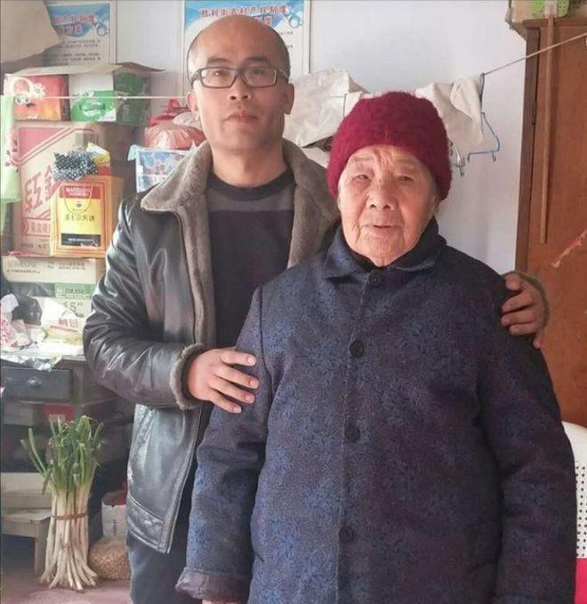 1995年，山东高三男孩租不起房，每天走30公里上学，一女子说：“来我家住，不收
