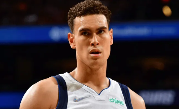 根媒体报道：独行侠老板杜蒙将在今日球队会议上解雇哈里森。
据美记报道，鲍威尔是独