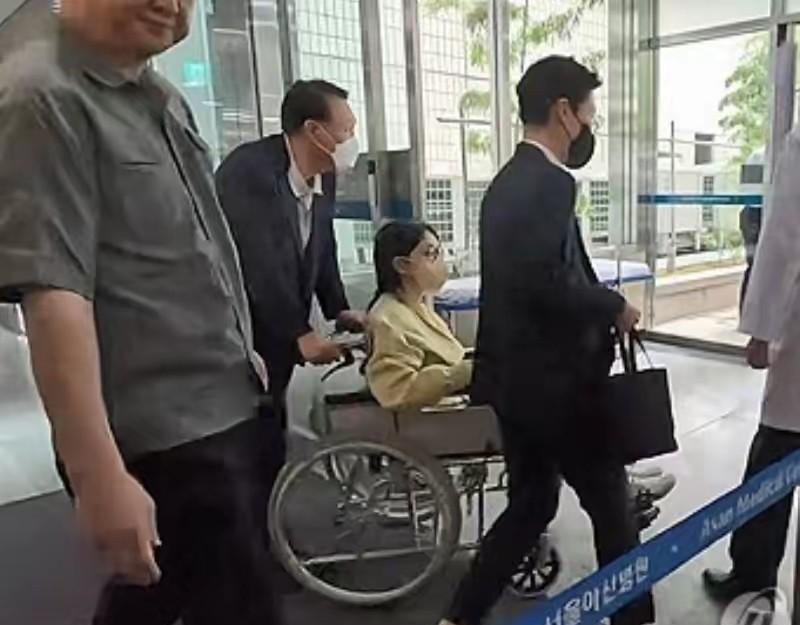 希望李在明总统早发善心：千万莫让金建希死在狱中
世事无常，十个月前还是韩国总统和