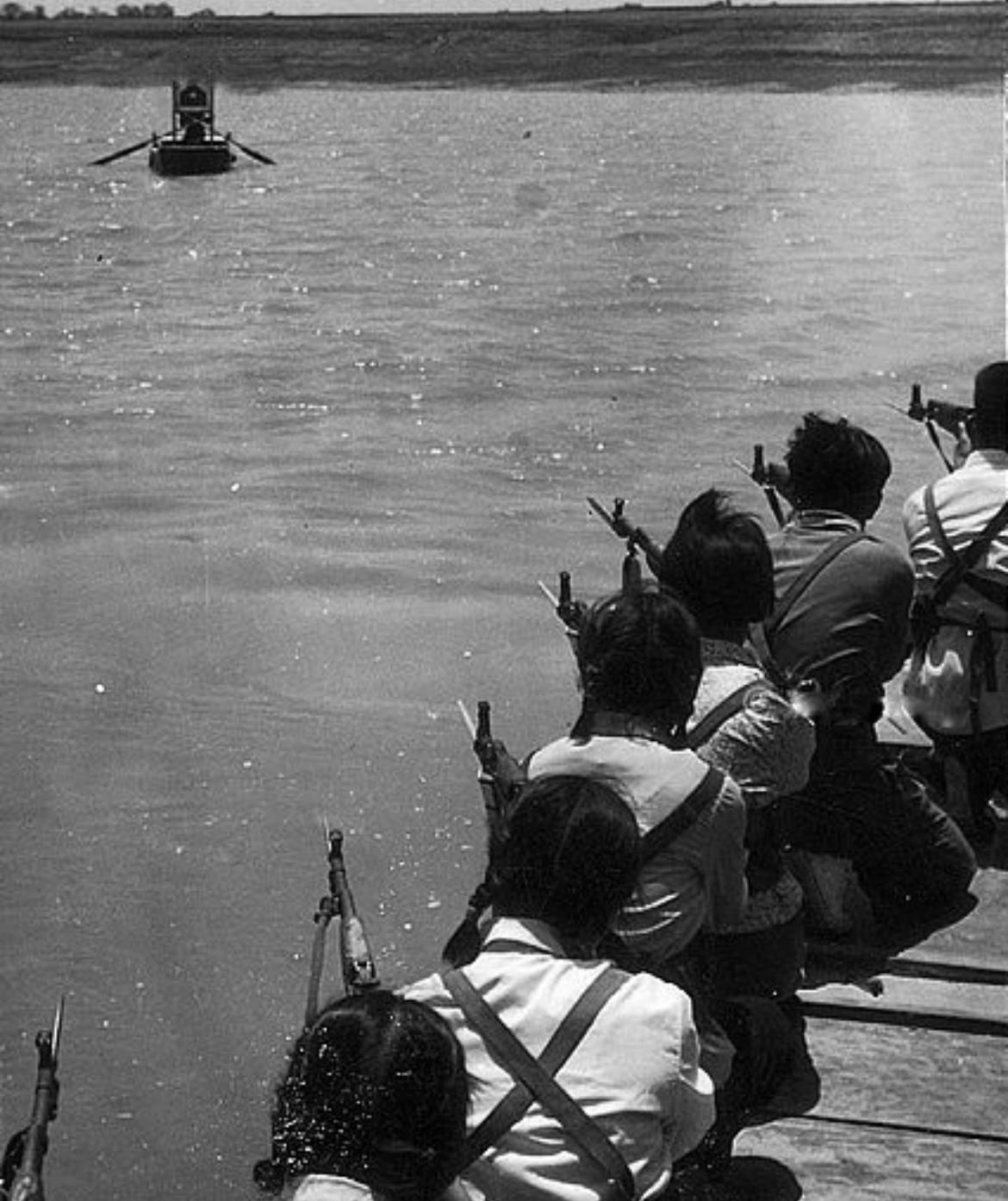 1965年，河南信阳淮滨县（现属信阳市淮滨县）的民兵们乘坐小船，在湖面上进行实弹