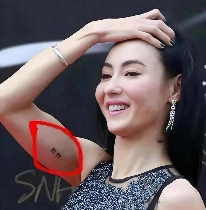 要我说，张柏芝锁骨处的那个纹身最近又被网友翻出来讨论了。说真的，这个纹身其实是她