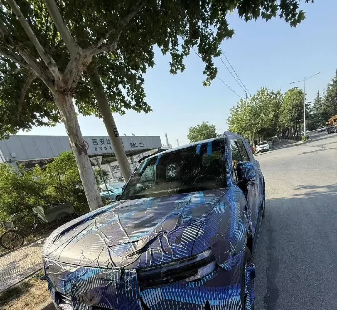 方程豹钛7也快了，
这是一台不带大梁的
混动的方盒子suv，
大概率是7座