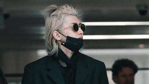 蔡徐坤新歌发表后强势回归，重启新篇章，网友：有总裁回国那味了