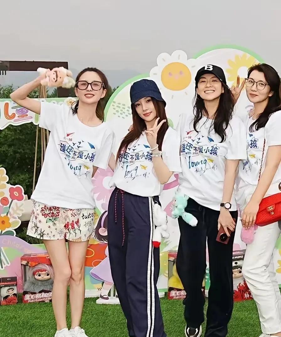 这张照片拍摄于2025年，演艺圈4位大腕女明星的合影。只可惜四人中三人都离婚了。