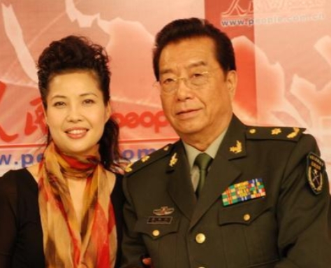 1990年，51岁的李双江要娶小27岁的学生梦鸽。母亲老泪纵横道:“你是不是老糊