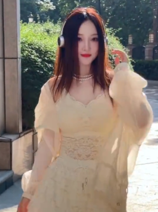 看到甜馨那句
想念变成空气在叹息，
李小璐应该肠子都晦气了吧甜馨想要的生活，怕是