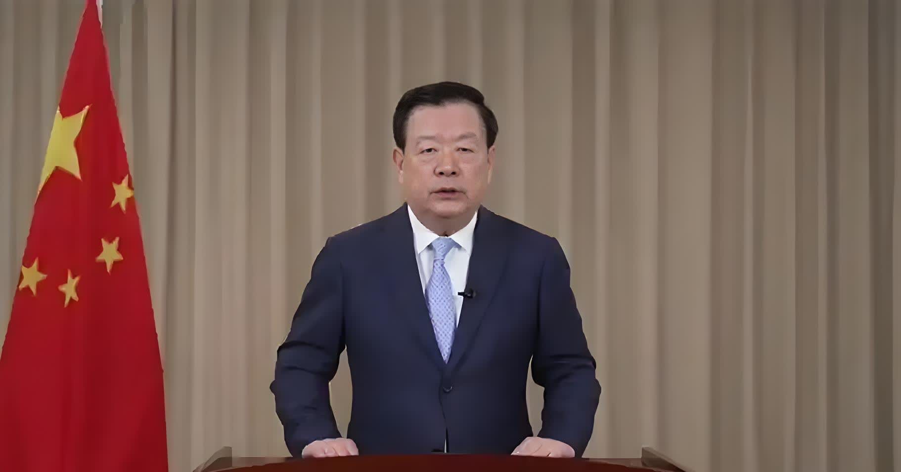?让美国的乡下人们去哭诉吧！
在2025年香港“全民国家安全教育日”开幕典礼上
