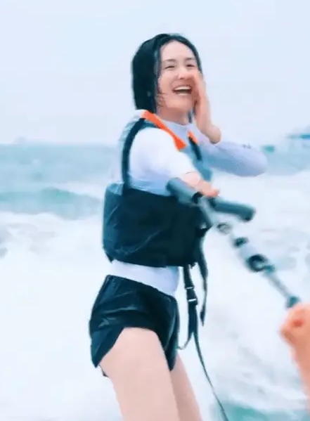 谢娜晒冲浪照，自在肆意，与友人高声互动，活力满溢。