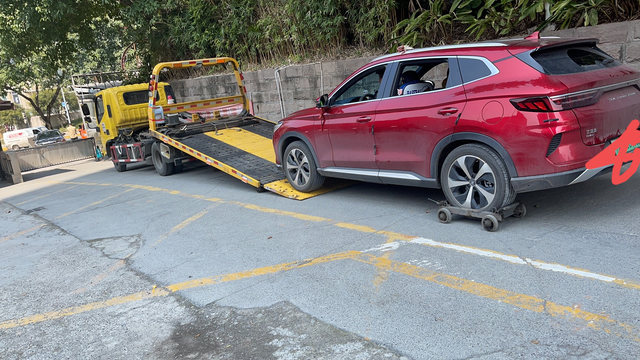 后备箱不要放液体的物品
惨痛的教训，不知道放了什么，液体流到后备箱下面元件里了，