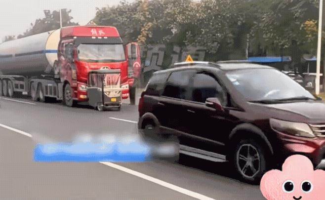 老人骑三轮车一头撞上油罐车，大车司机下车双手插兜走向路边，都懒得看一眼三轮车。老