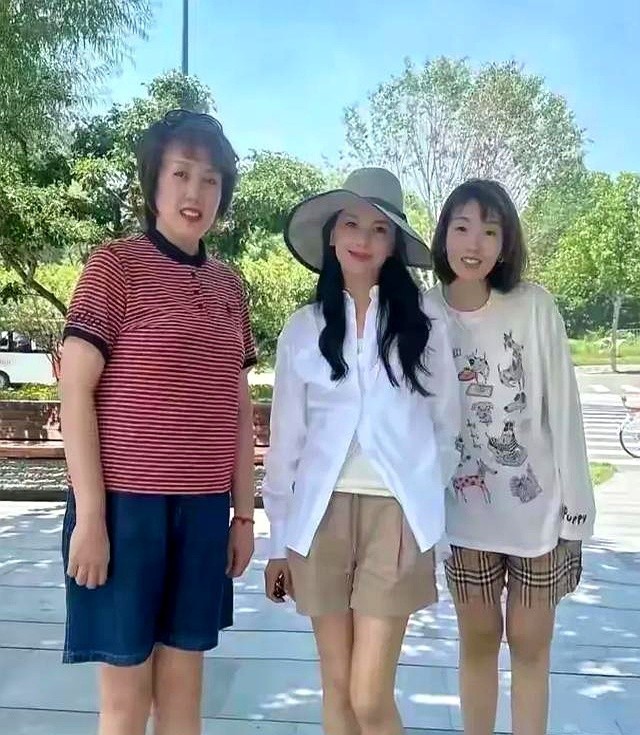 46岁的刘涛被偶遇，身材苗条，皮肤白皙，仿佛二十多岁少女