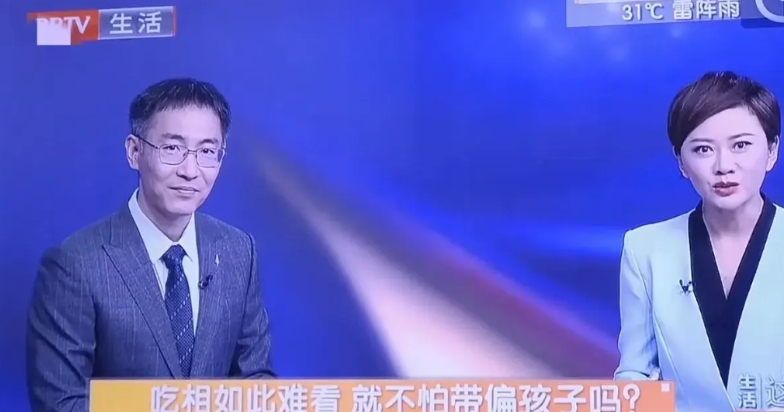本以为郑州面馆霍老板颠倒是非也就罢了！没想到电视台公然报道不实信息！

男主持：