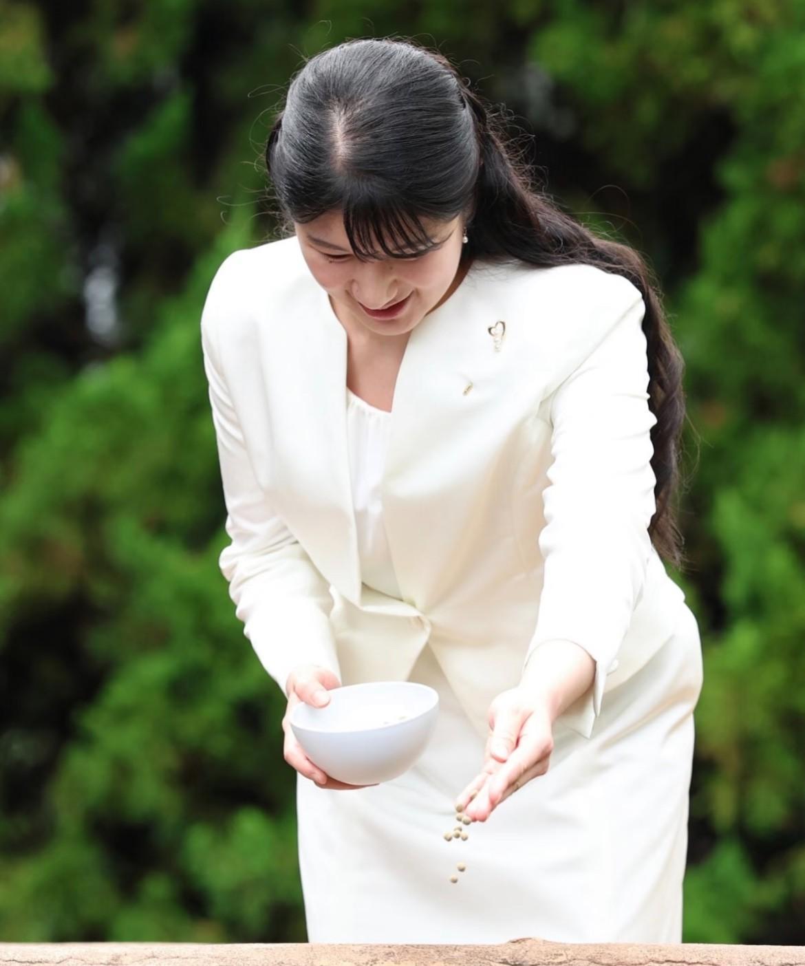 9.8直击新潟县小千谷市“锦鲤之里”
爱子公主现身超吸睛～
一身简约白色套装利落