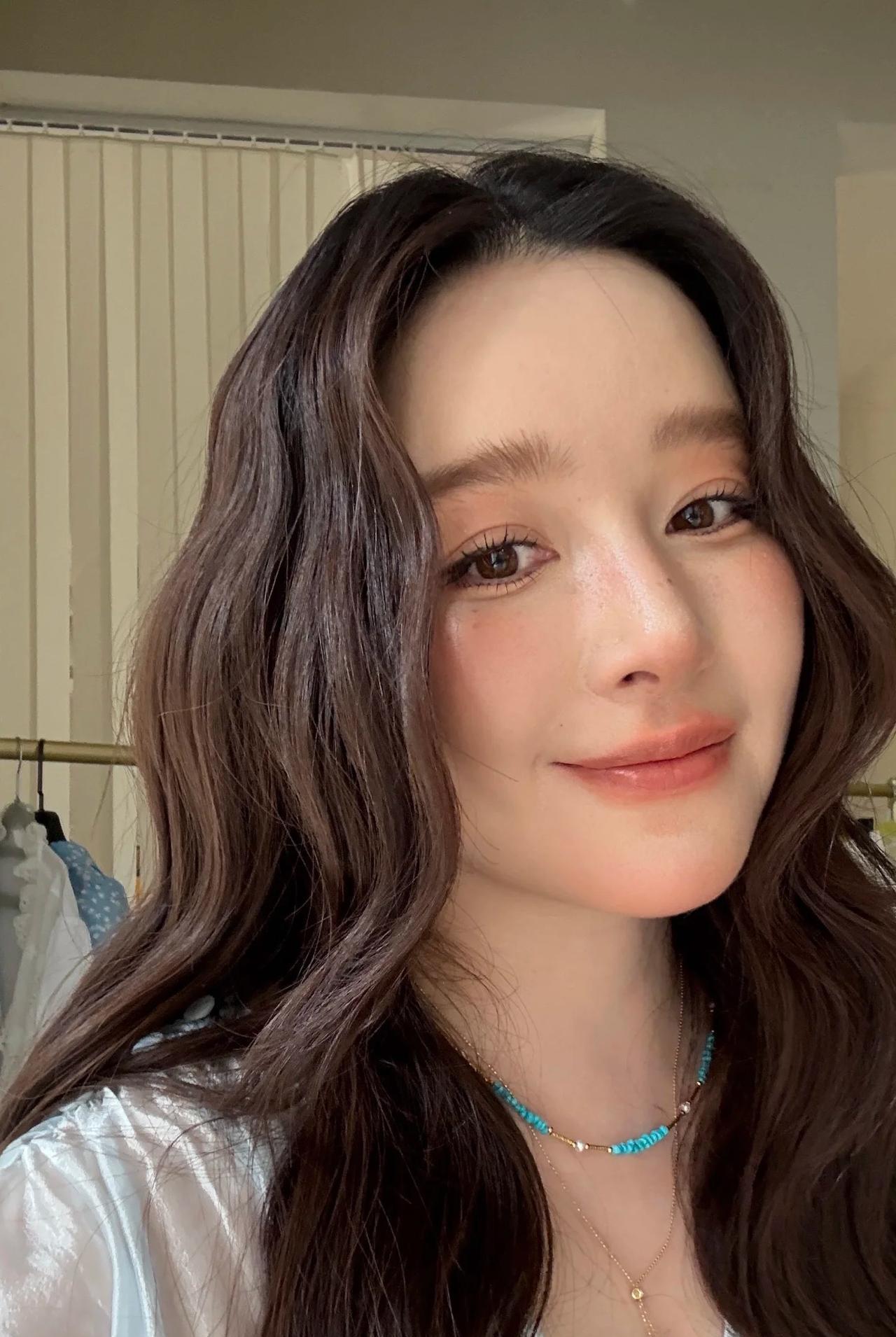 我表妹在阚清子老公公司上班见过她，
她说了一个大实话，
说阚清子和电视上相差还是