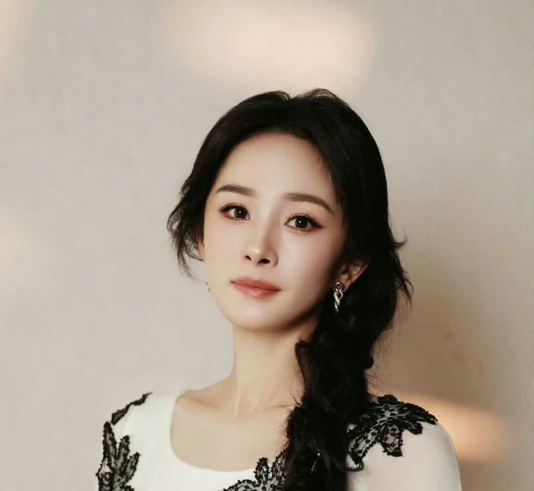 杨幂
终于不营销少女妈了
应该是年纪也到了
38岁再说自己是少女也不合理了
