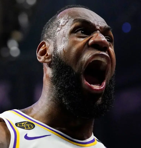 理性讨论，詹姆斯应该拉满攻防打20分钟，而不是只攻不守打35分钟？
湖人并不是摆