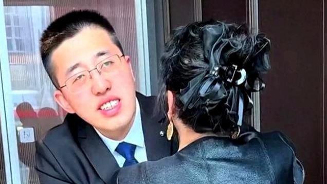 张兰被封号后首现身，打扮精致，瘦了一圈，小井与她见面激动落泪